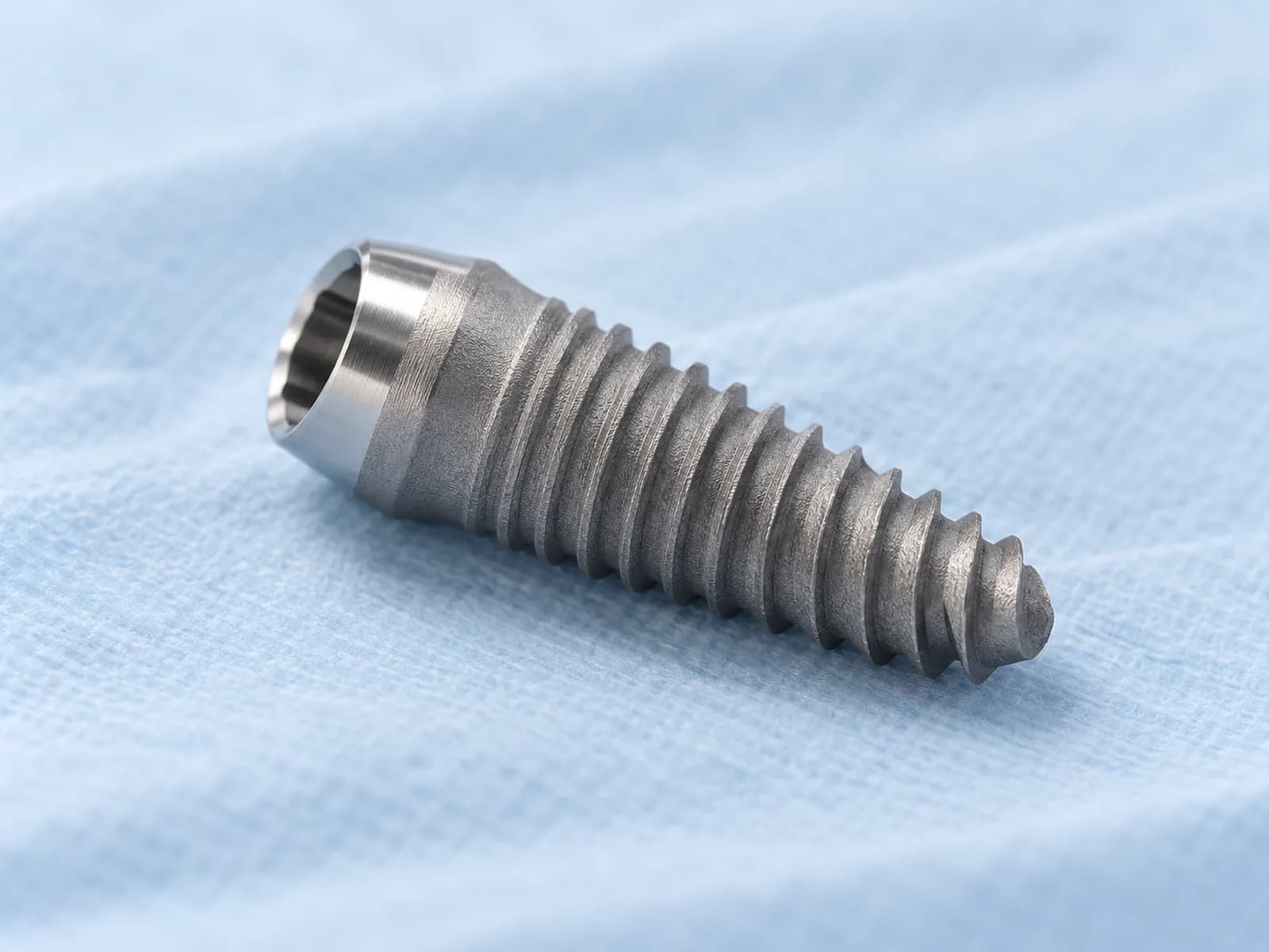 Illustration pédagogique : Macro illustrative du filetage d’un implant