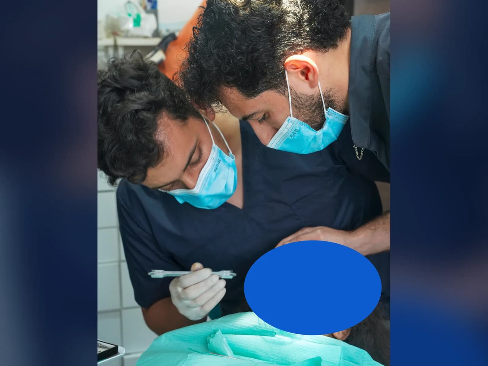 Deux praticiens en orthodontie travaillant ensemble sur un patient à la clinique Ophelia