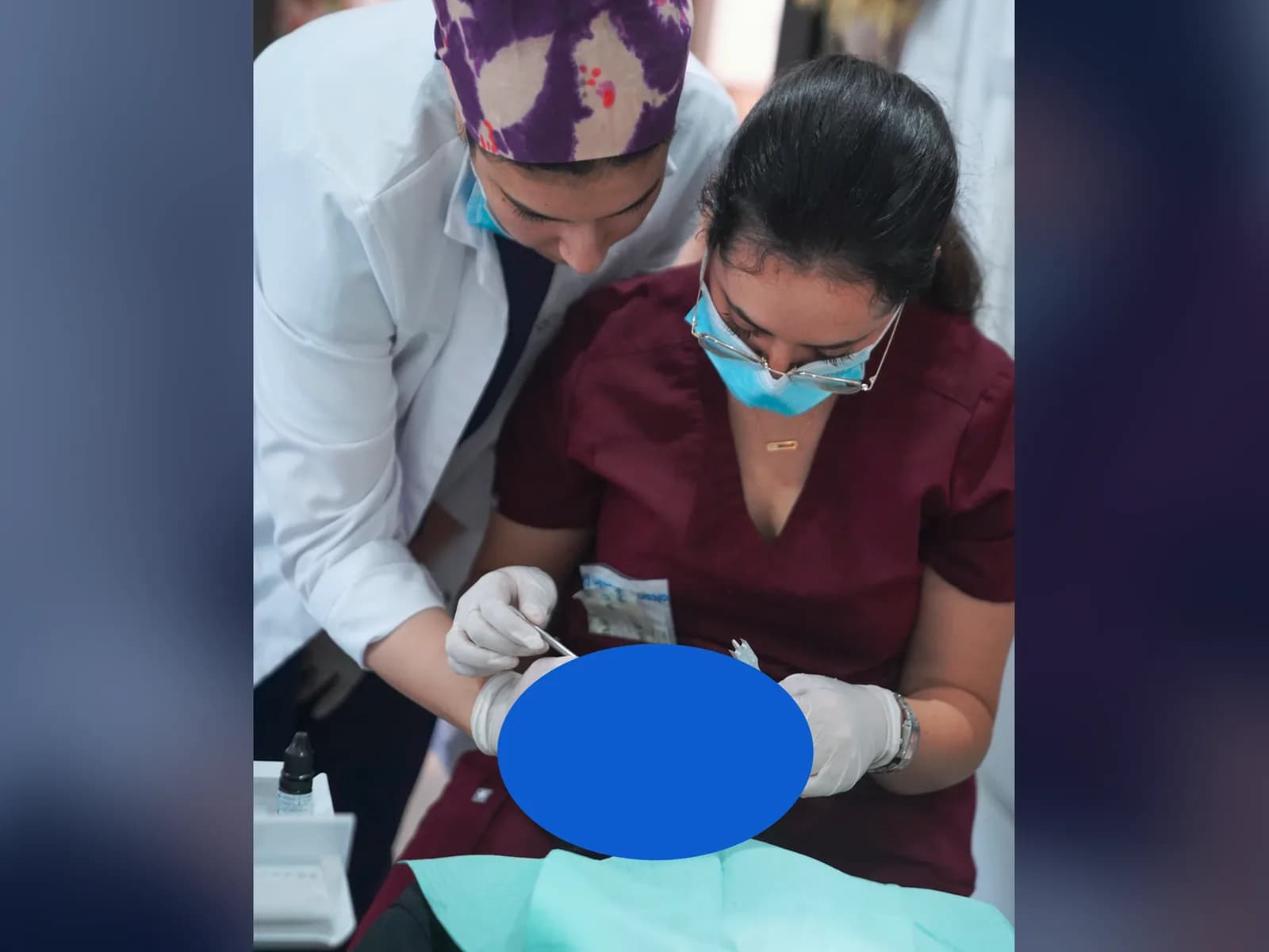 Deux praticiennes réalisant un geste orthodontique à la clinique Ophelia