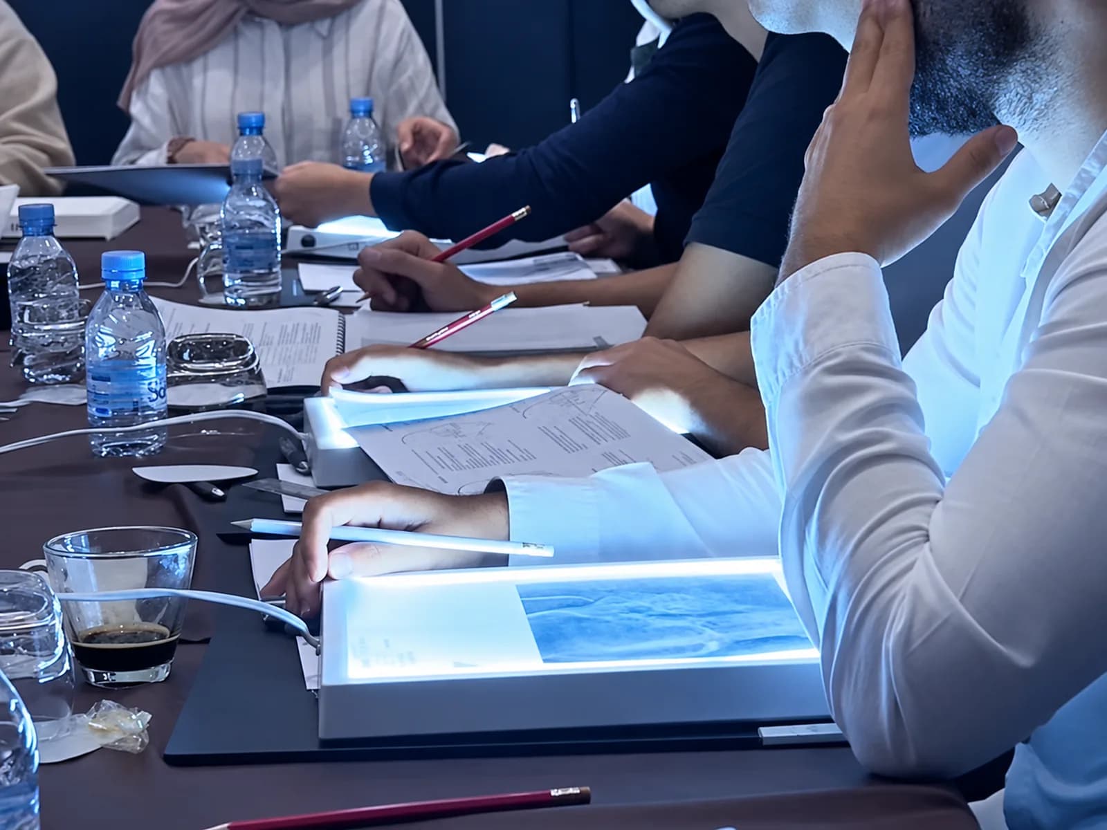Participants au négatoscope pendant un TP de céphalométrie