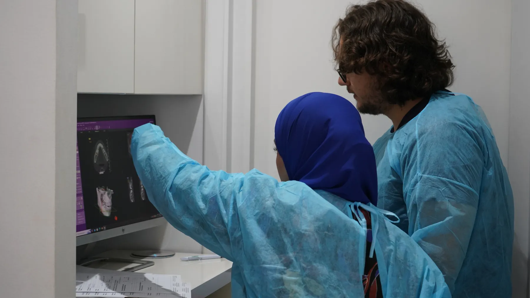 Une participante analyse un Cone Beam (coupes et reconstruction 3D) à l'écran avant l'intervention
