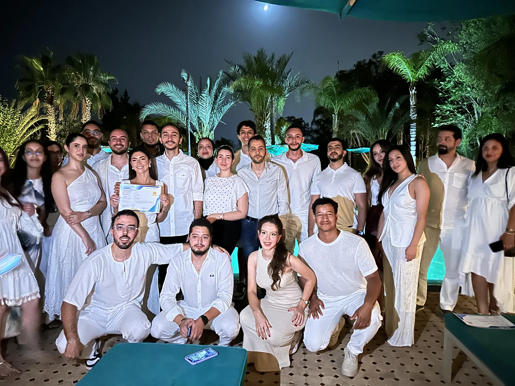 Les participants en blanc réunis de nuit au bord de la piscine, Summer Bootcamp 2024