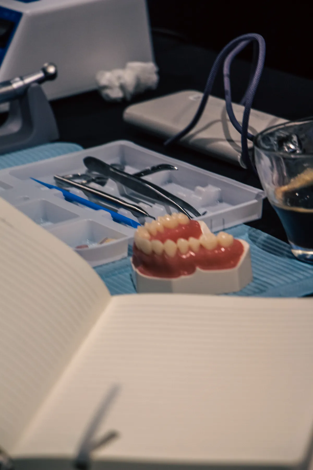 Poste de travail : plateau d'instruments, typodont et moteur d'endodontie, Summer Bootcamp 2024