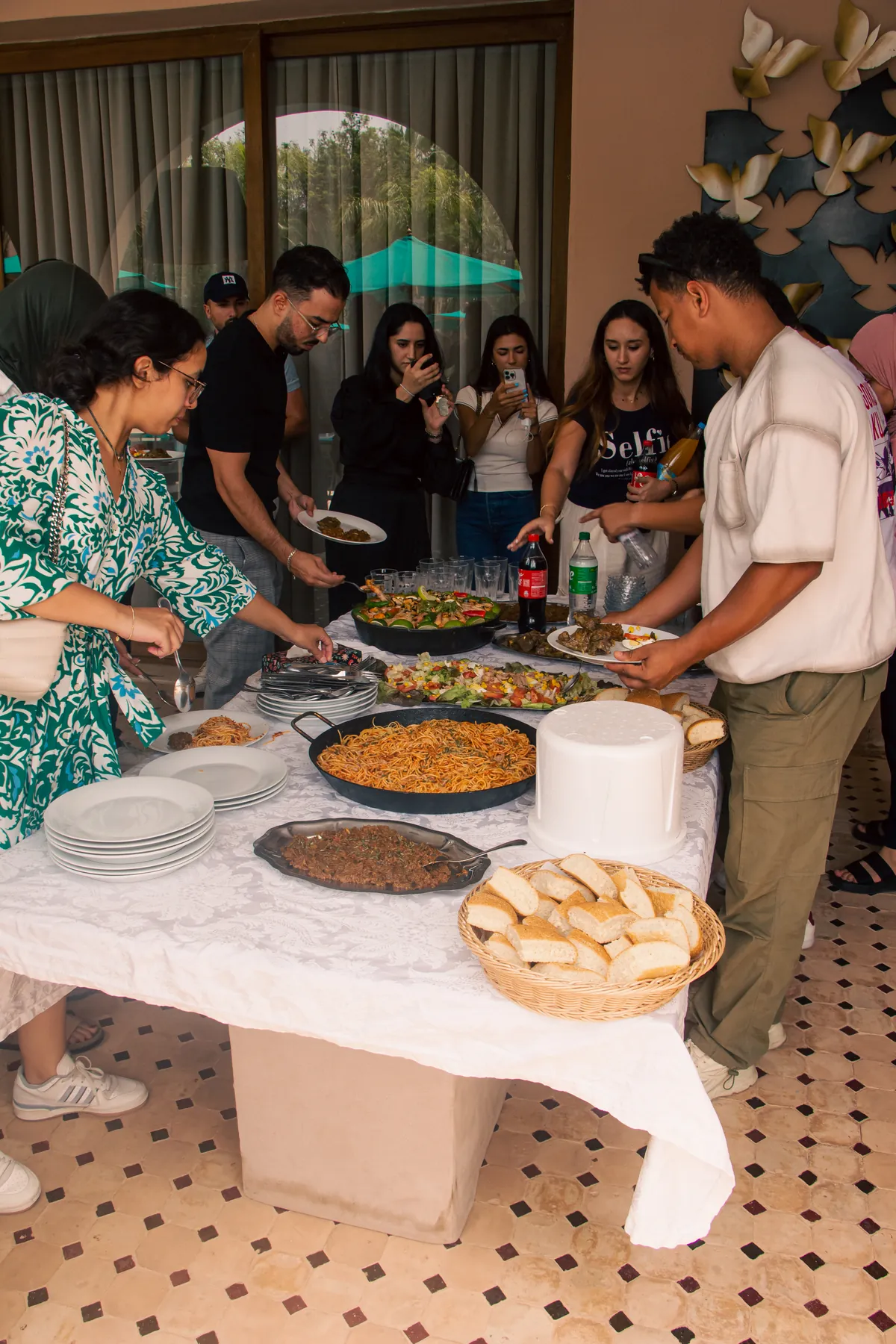 Participants se servant au buffet du déjeuner, Summer Bootcamp 2024