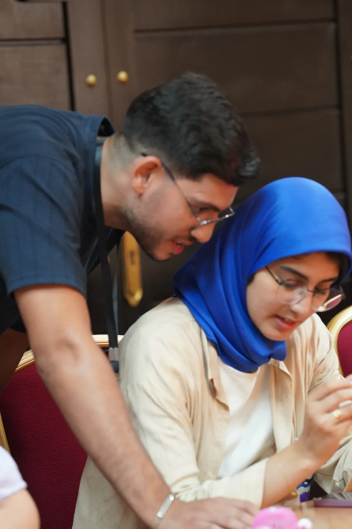 Un encadrant guide une participante sur son exercice pratique, Summer Bootcamp 2025