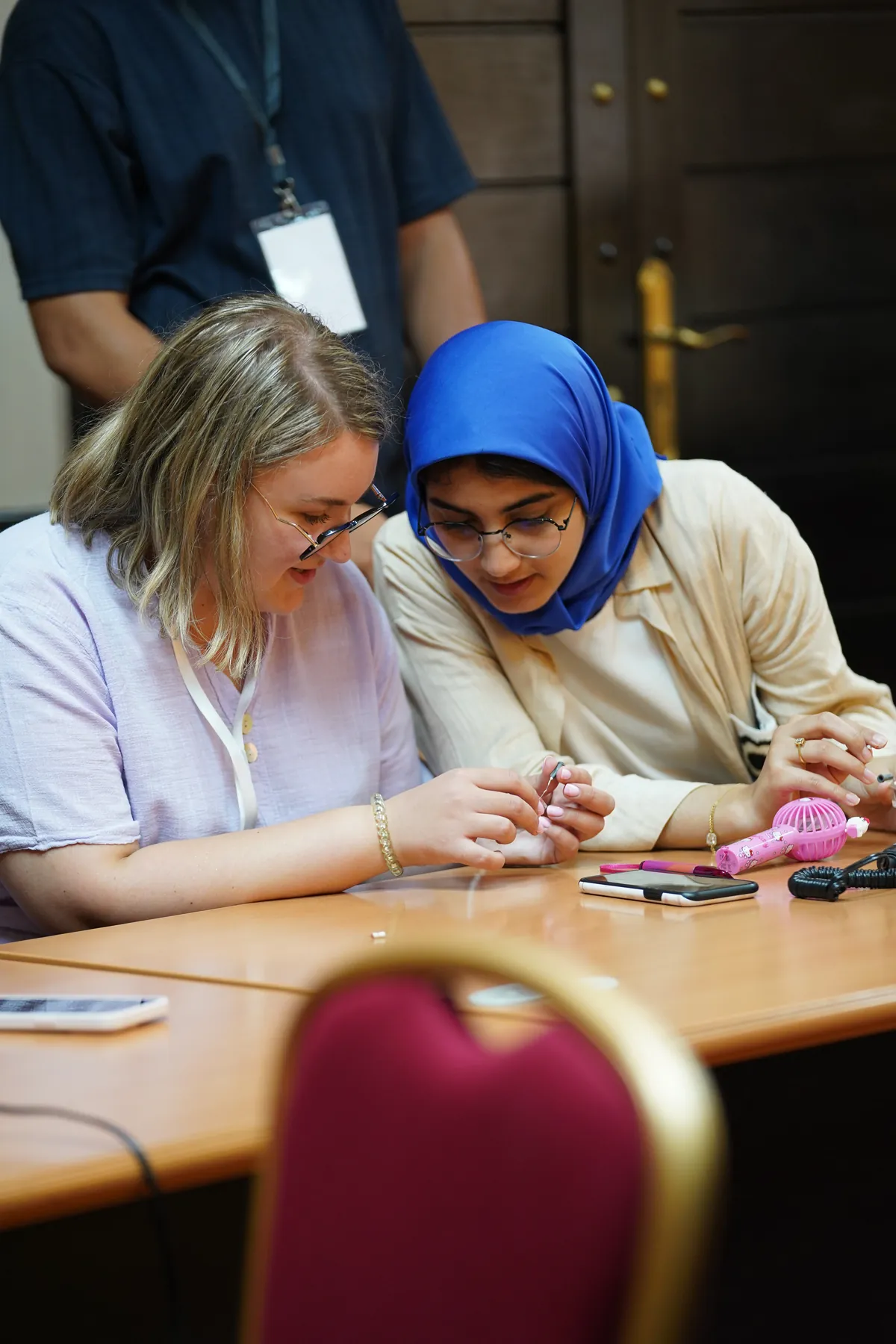 Deux participantes travaillent ensemble sur un exercice pratique, Summer Bootcamp 2025