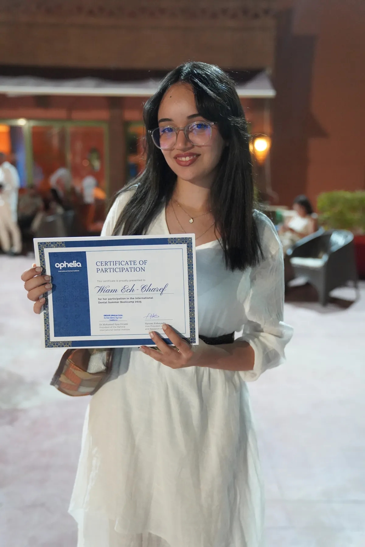 Une participante pose avec son certificat de participation, Summer Bootcamp 2025