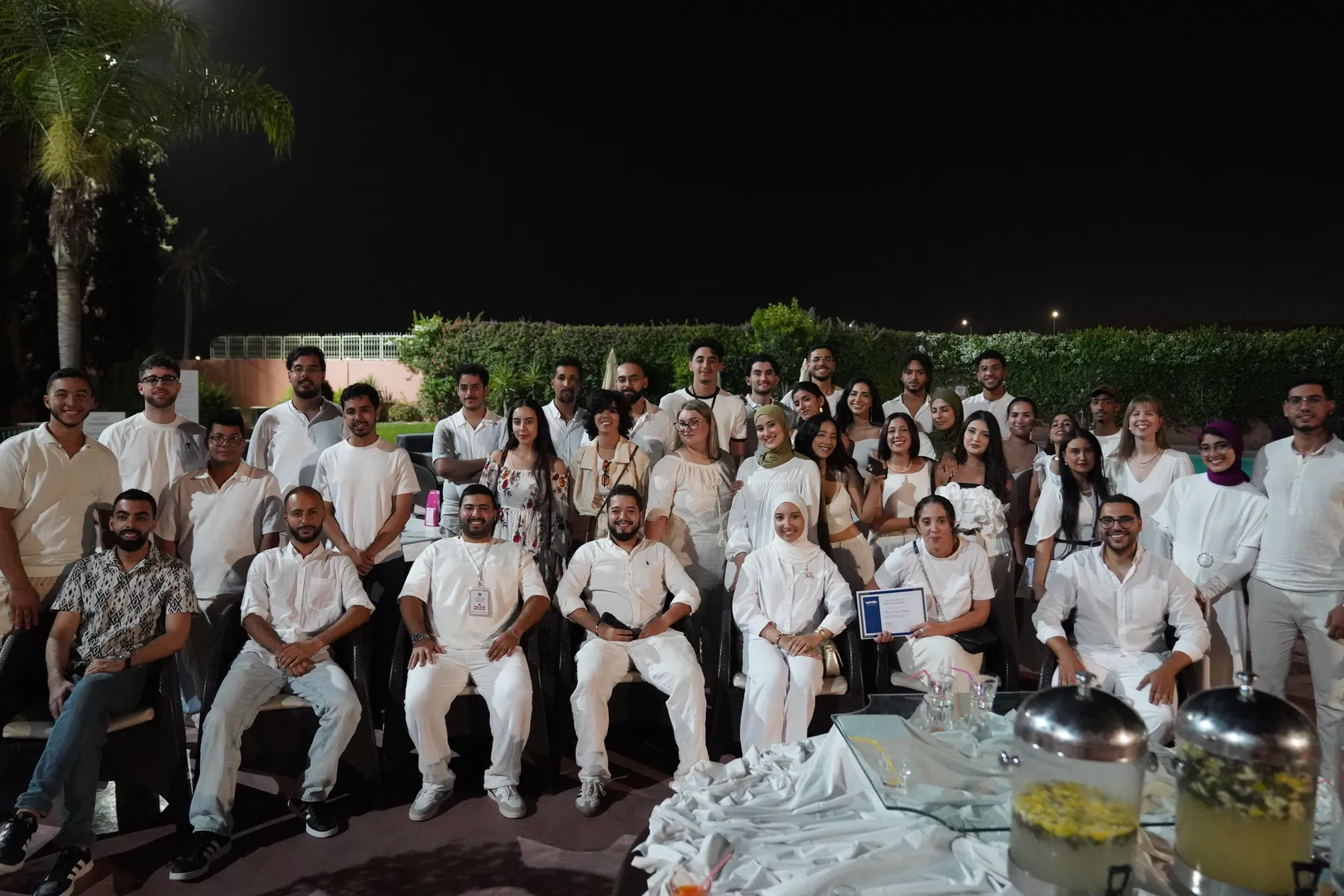 Tous les participants en blanc pour la photo de groupe du gala, Summer Bootcamp 2025