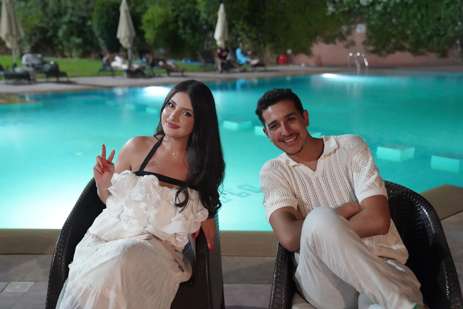 Deux participants au bord de la piscine illuminée, le soir du gala, Summer Bootcamp 2025