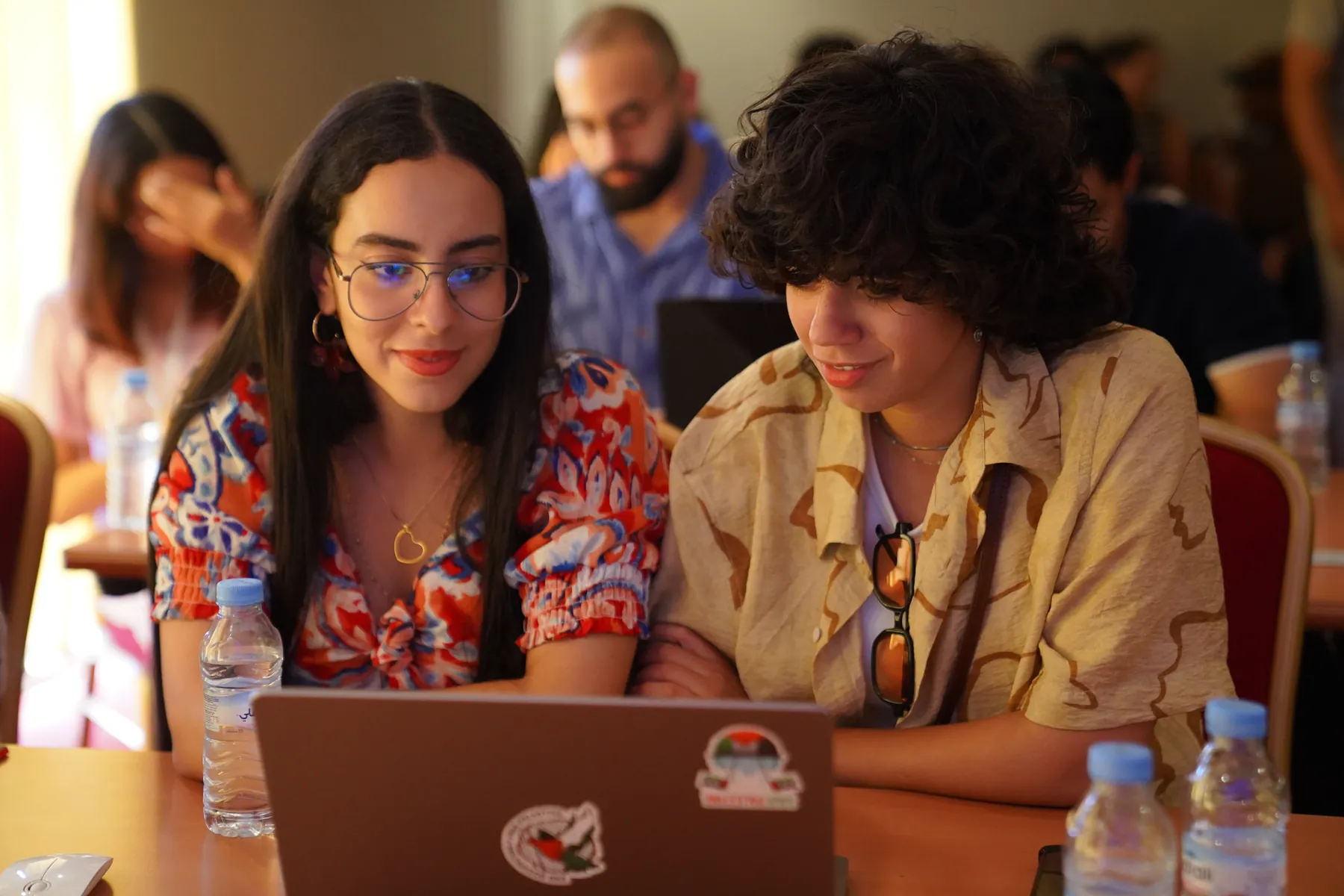 Deux participants en binôme sur un ordinateur pendant la journée numérique, Summer Bootcamp 2025